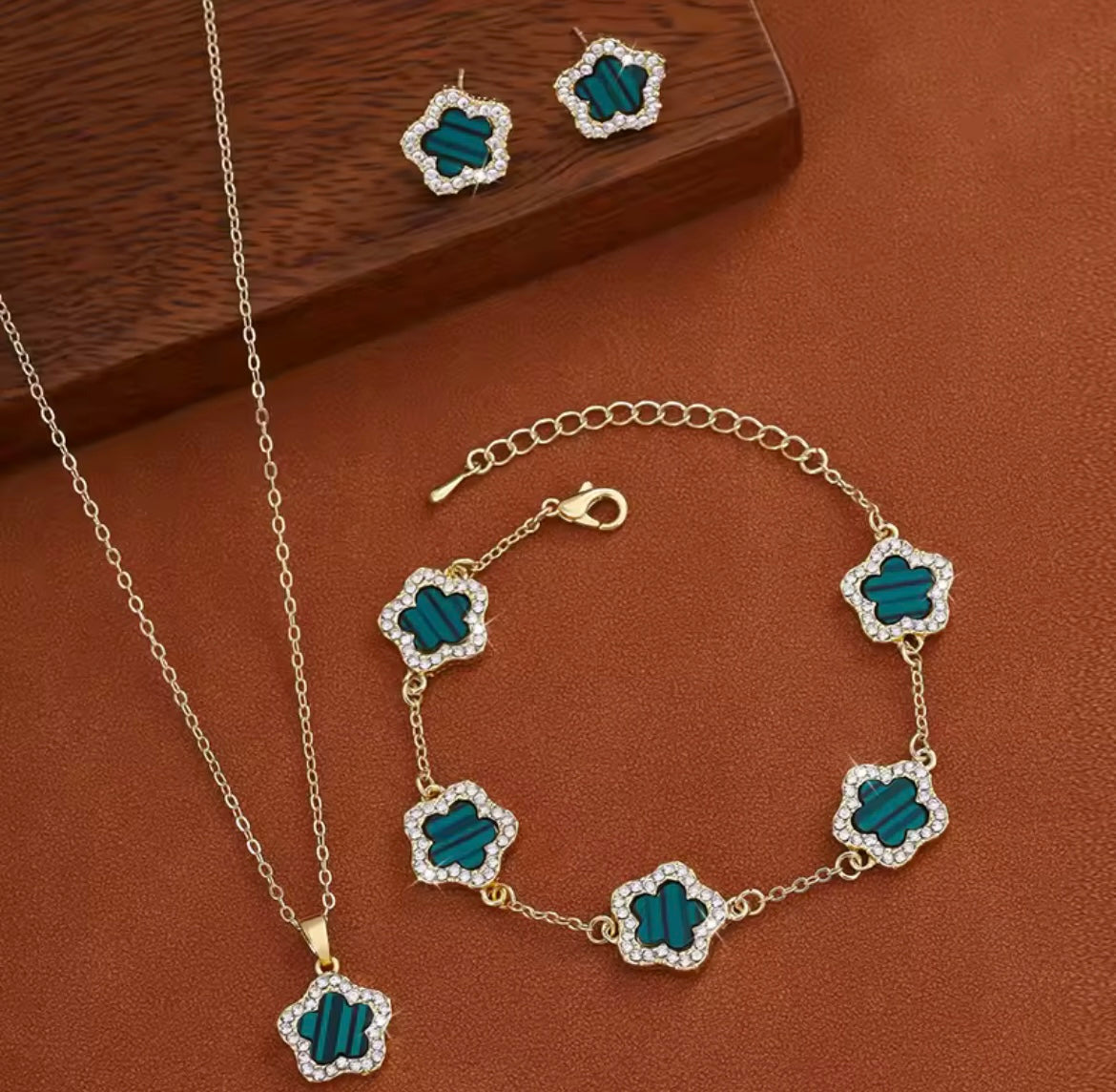 Luxury five leaf clover set