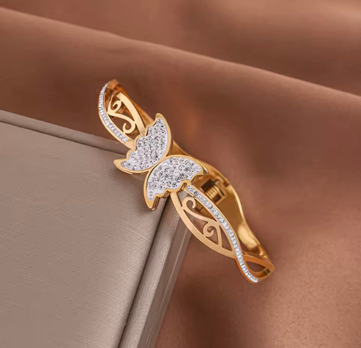 Luxurious crystal butterfly bracelet