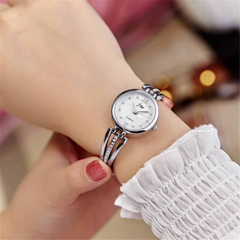 Elegant Round Quartz Women's Watches