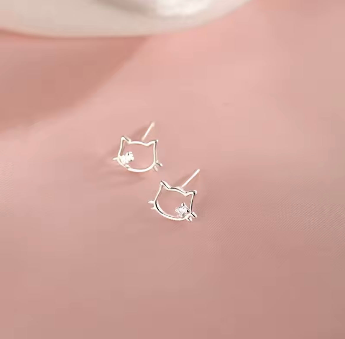 925 Sterling silver hello kitty stud earrings